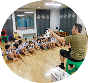 features03 ネイティブの方の英語遊びの時間や高槻スイミングスクールでの水泳教室（３歳～）、音楽の先生をお招きしたリトミックの時間など、課外教室の時間を設けています。