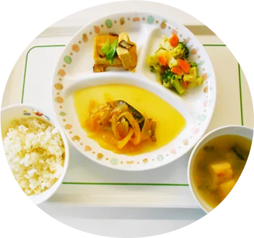 features04 毎日のこだわり給食は1汁3菜 命をいただくことにいつも感謝の気持ちを持つことを大切にしています。