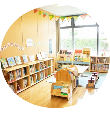子どもたちの憩いの場、絵本コーナー♪読み聞かせや貸し出しを通して、絵本に親しみ、園児の豊かな心を育んでいます。