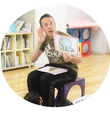 ネイティブの方の英語遊びの時間や高槻スイミングスクールでの水泳教室（４歳～）、音楽の先生をお招きしたリトミックの時間など、課外教室の時間を設けています。
